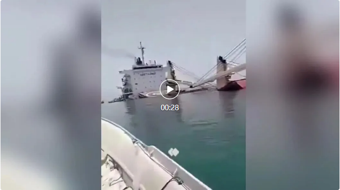 突发！一艘货船在霍尔木兹海峡断裂沉没
